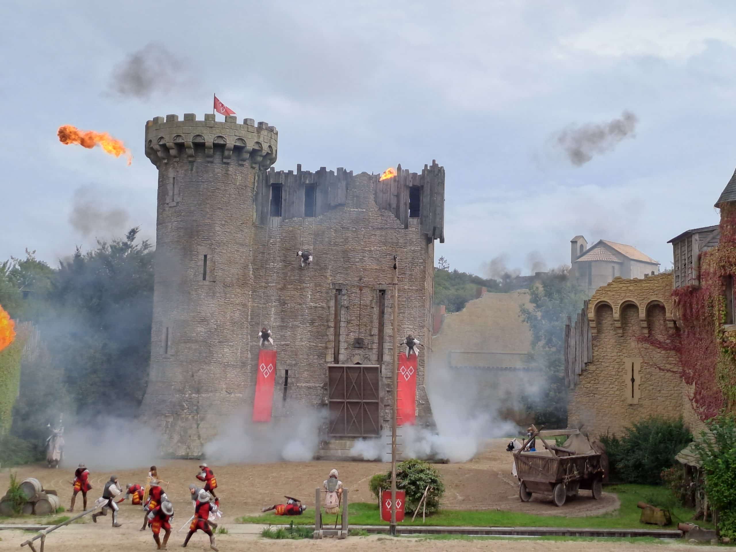 BRIGITTE-EFFETS SPECIAUX SPECTACULAIRE PUY DU FOU foule chateau chevalier- LES VOYAGES FRANJEAU