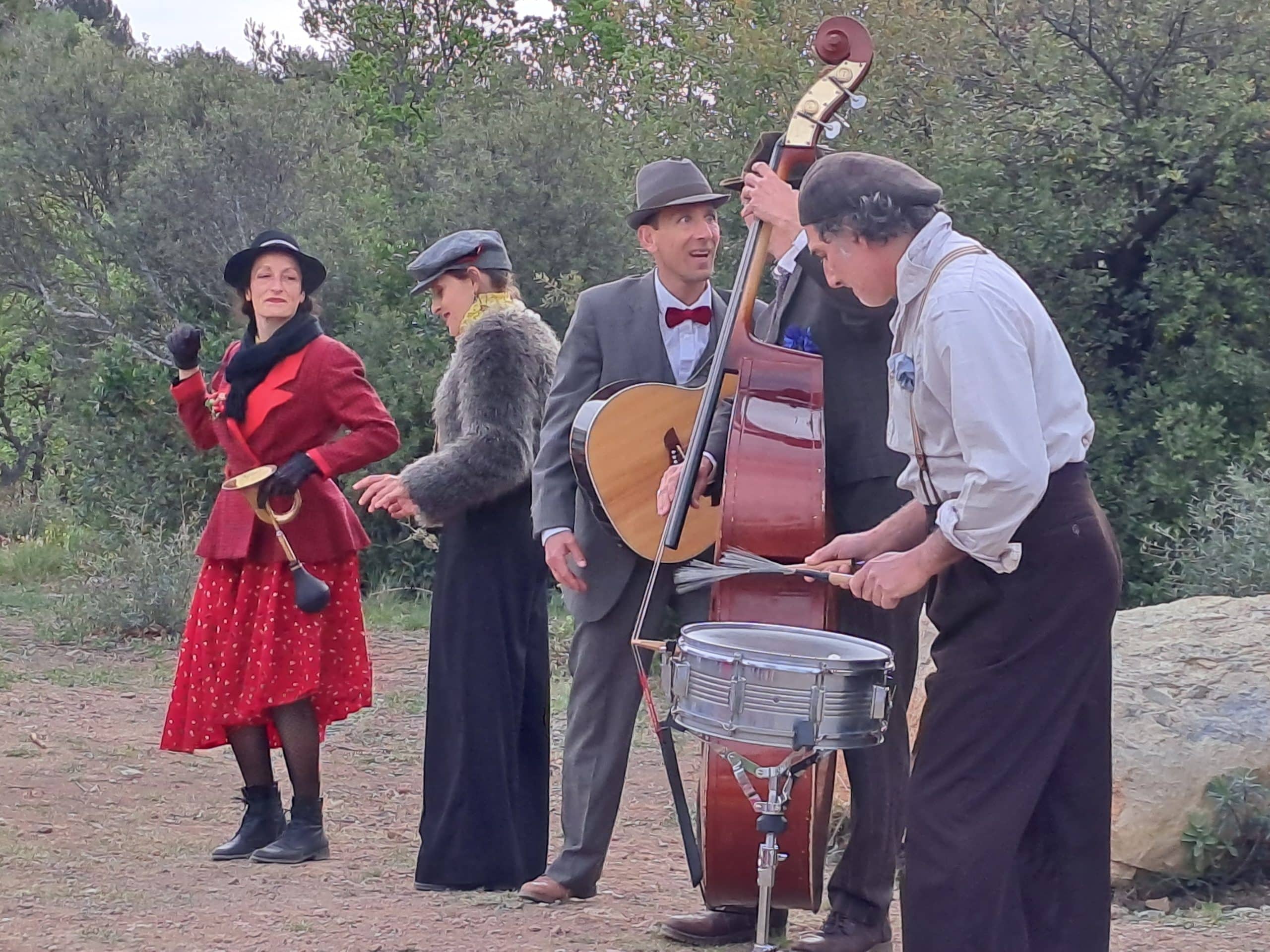 BRIGITTE - GROUPE DE THEATRE MARCEL PAGNOL randonnée promenade en provence au départ d'AVEYRON - LES VOYAGES FRANJEAU