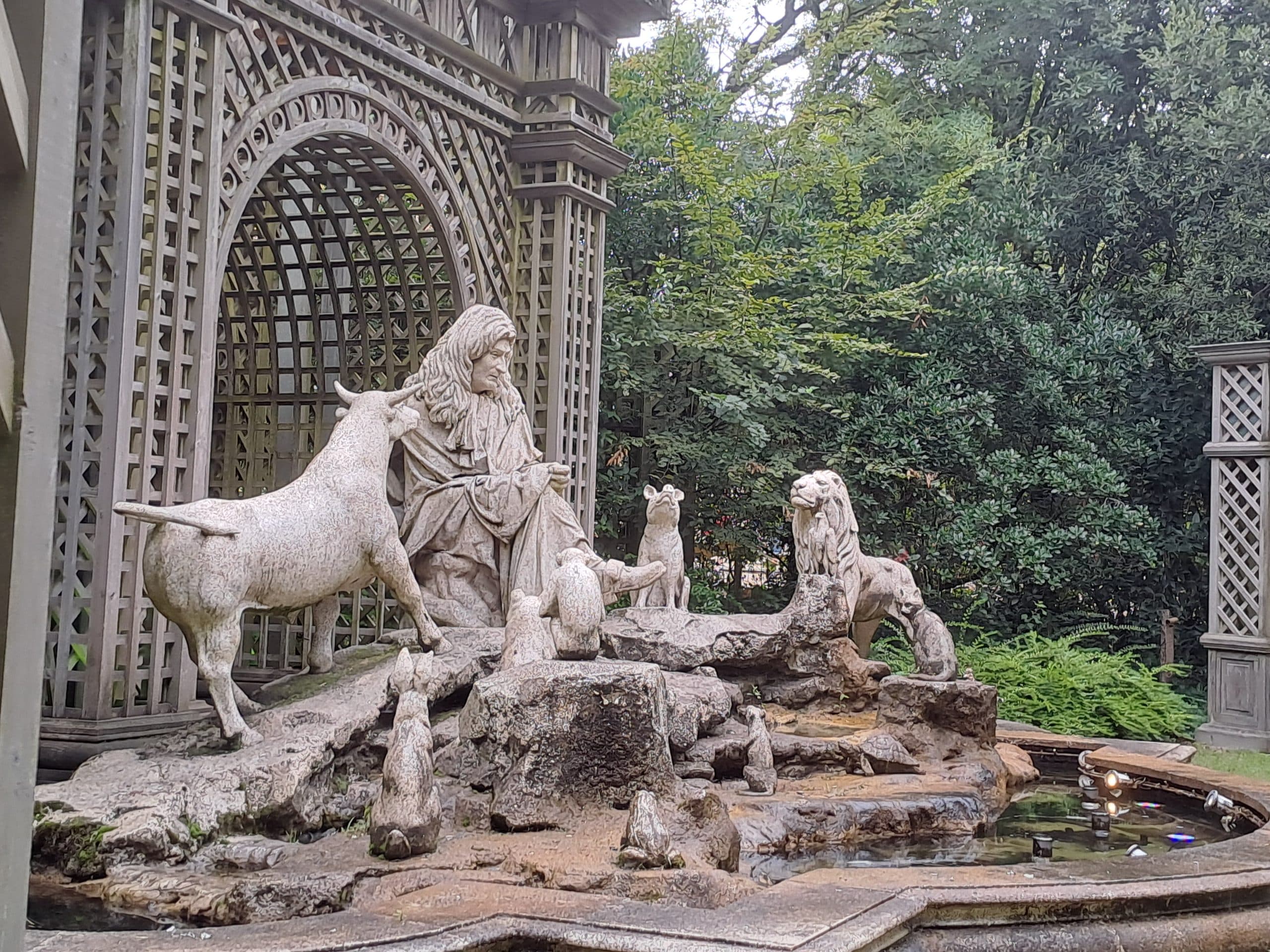 BRIGITTE- Statu de La Fontaine poète fable écrivain français PUY DU FOU animaux - LES VOYAGES FRANJEAU