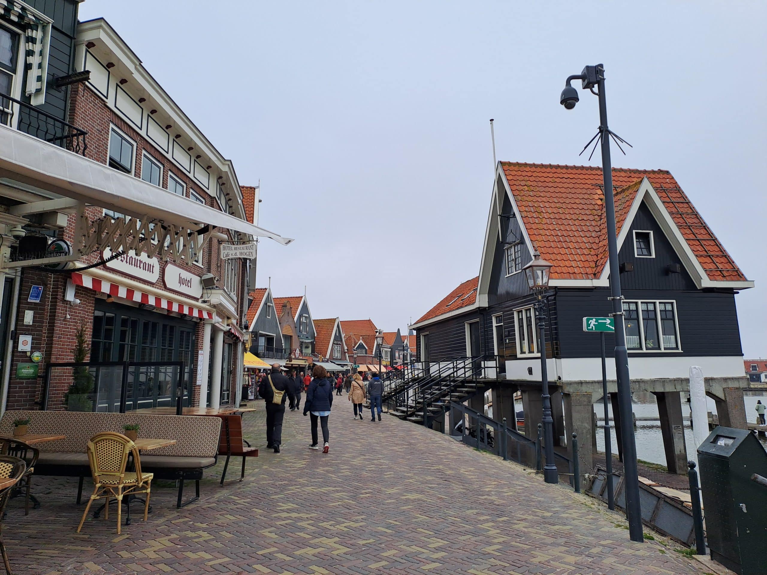 BRIGITTE - Village de Volendam petite ville de pêcheurs Hollande voyage en Europe - LES VOYAGES FRANJEAU