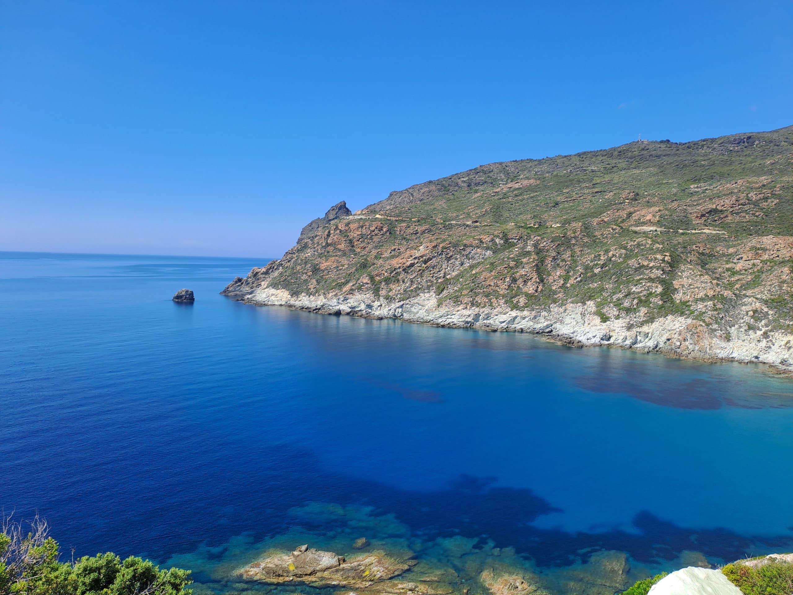 BRIGITTE -cap corse voyages accompagnés mer mediterranée falaises rochers - LES VOYAGES FRANJEAU