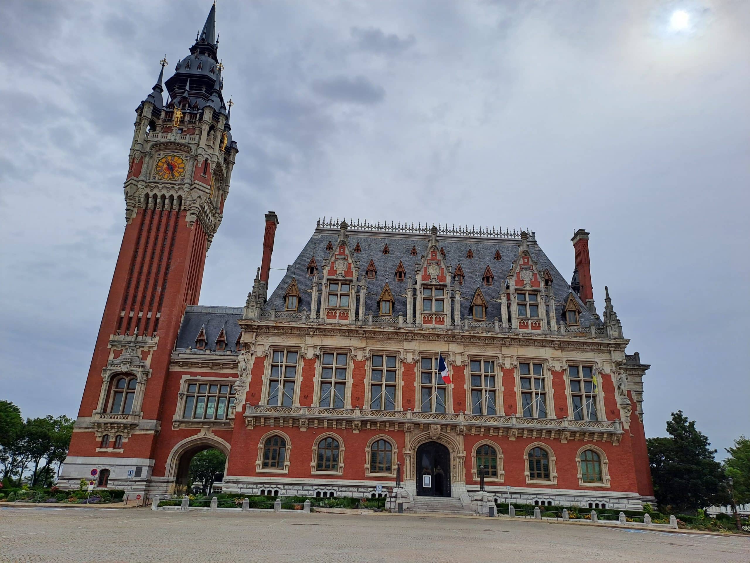 BRIGITTE - le Beffroi et hotel de ville de calais VILLE DU NORD voyage accompagné dans le nord de la france - LES VOYAGES FRANJEAU