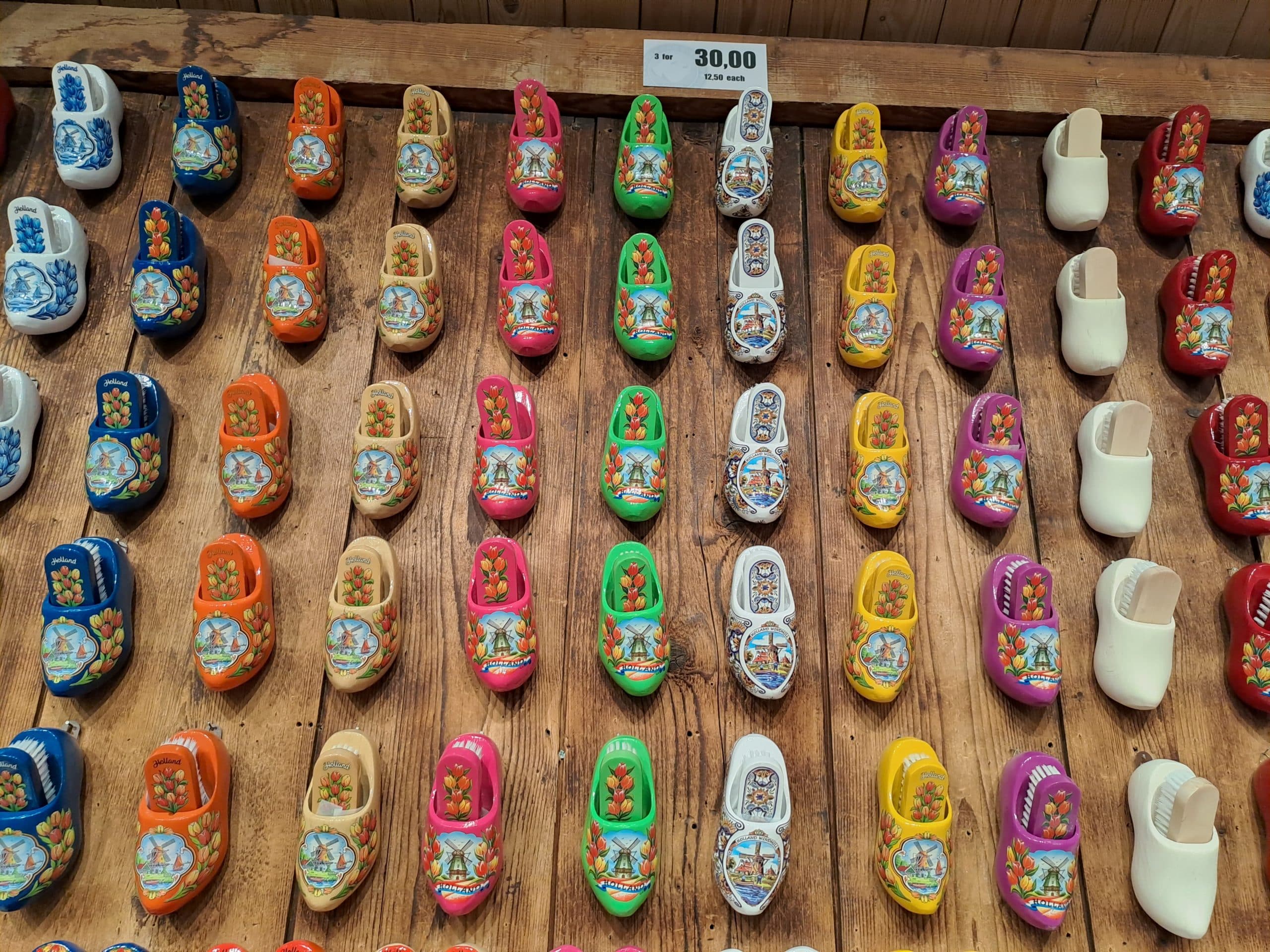 Brigitte - Les sabots hollandais BOUTIQUE SHOPPING tour d_Europe hollande aveyron - LES VOYAGES FRANJEAU