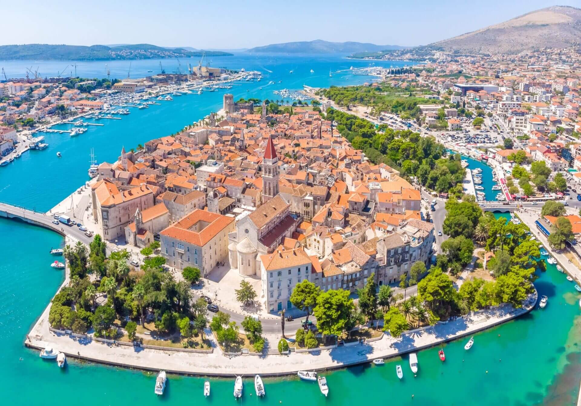 aerial-view-of-trogir-in-summer-croatia voyage franjeau groupe escapade promenade pays europe-stockpack-istock-scaled
