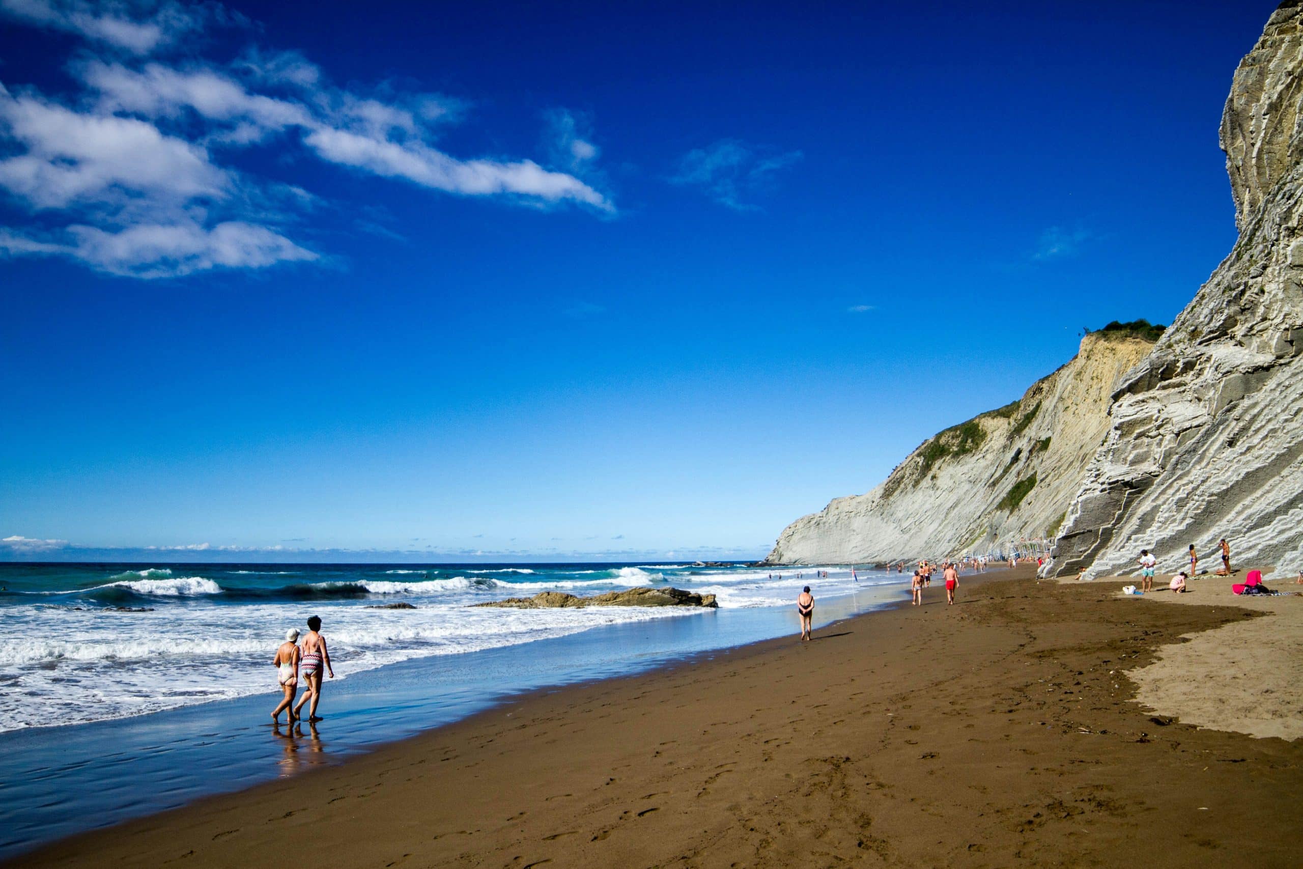 andrea-huls-pareja-cote basque, ocean atlantique plage soleil voyages Franjeau-ebs-unsplash