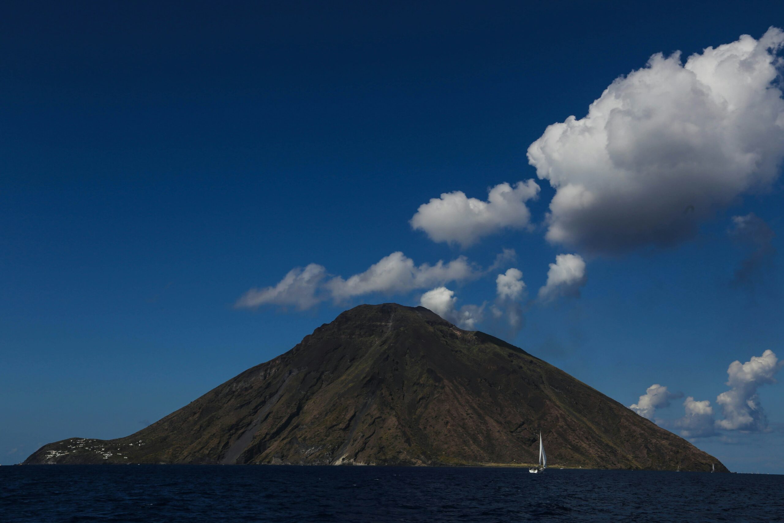 bernd-dittrich- Stromboli volcan italien mer mediterrannée îles éoliennes -unsplash