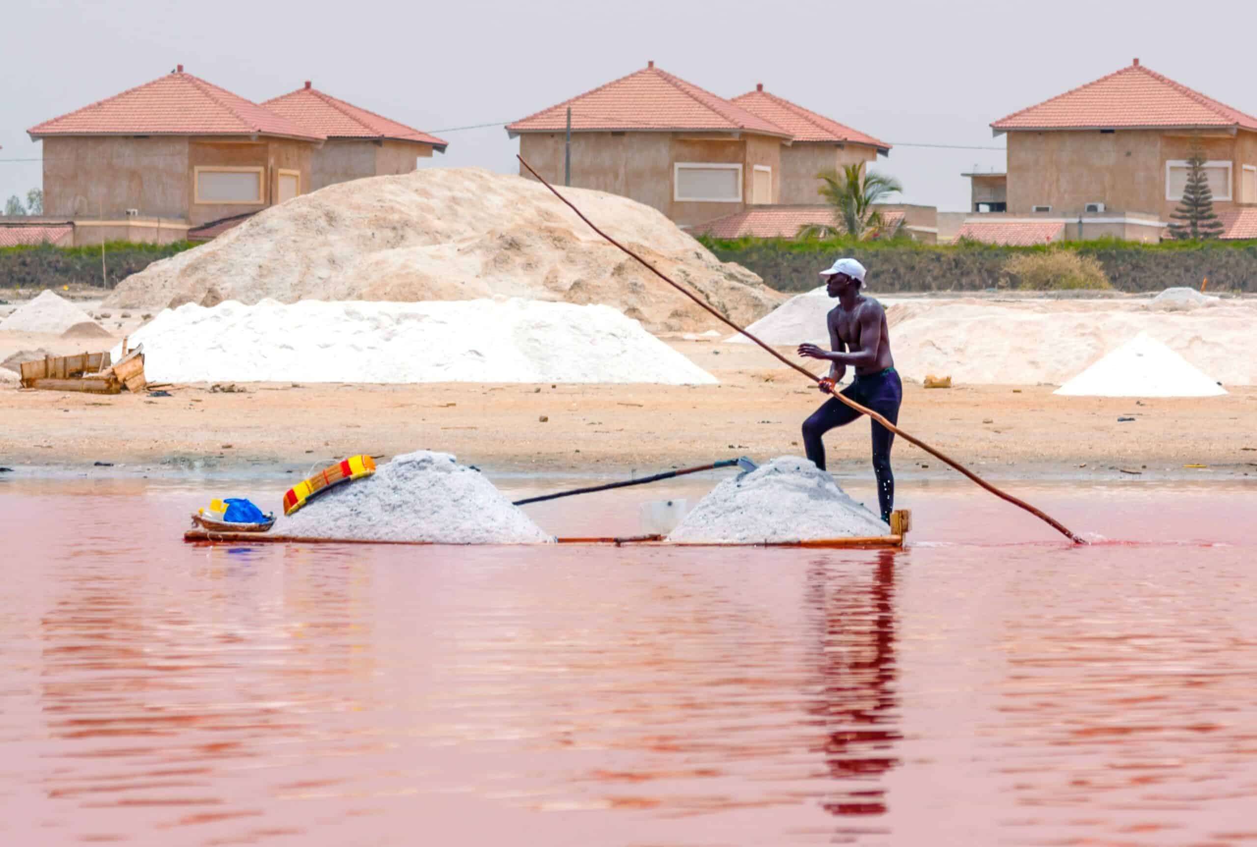 demba-joob- Le Lac Rose voyage au Senegal avec agence de voyage Franjeau -unsplash