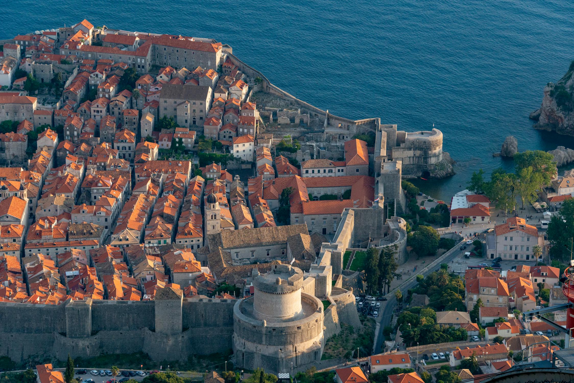 free-photo-of-cityscape-of-dubrovnik voyage-tour d_europe-rempart-mer-coucher de soleil - histoire - culture - Franjeau