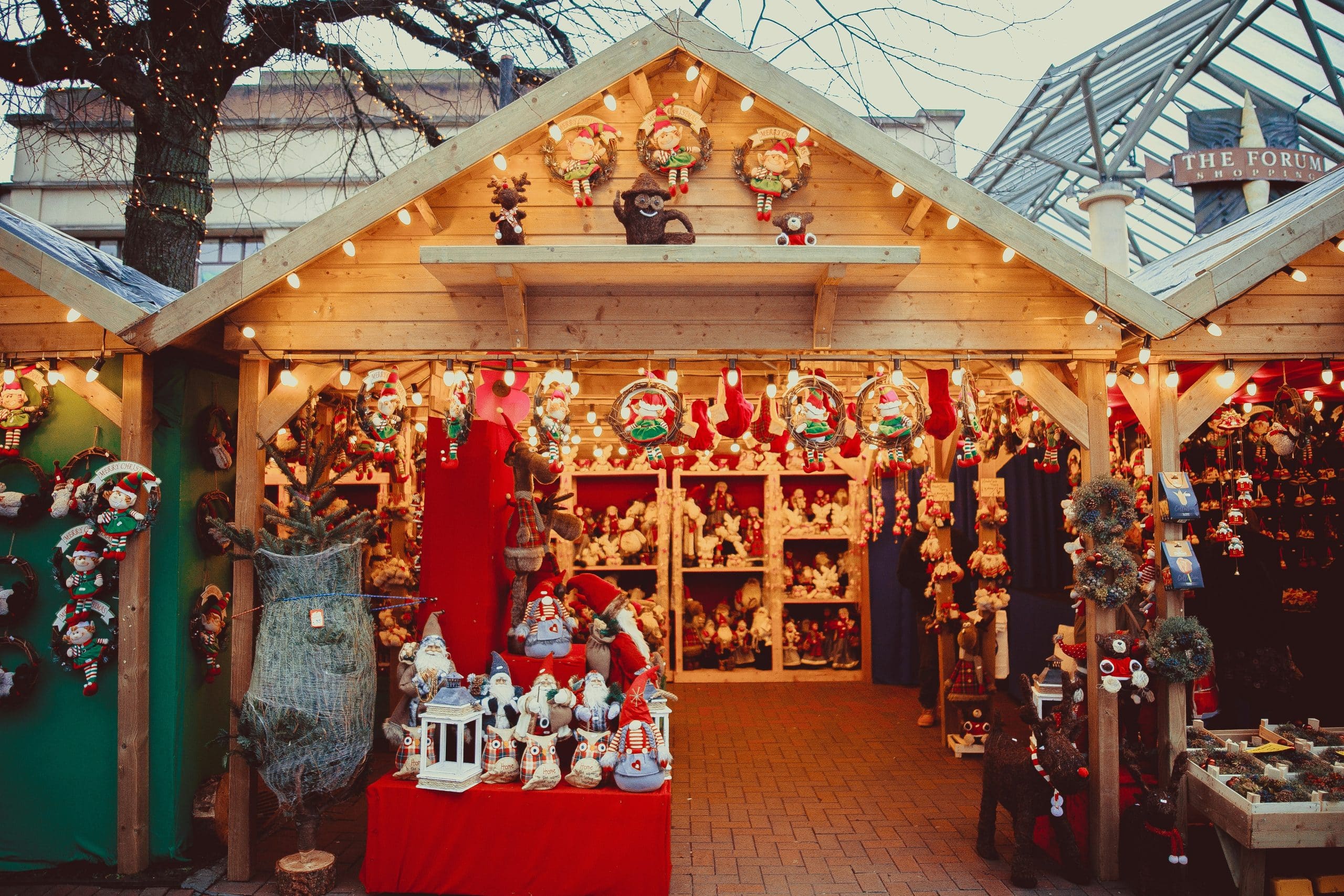 humphrey-m-Le marché de Noel Aniane étalage achat cadeaux agence de voyage -unsplash