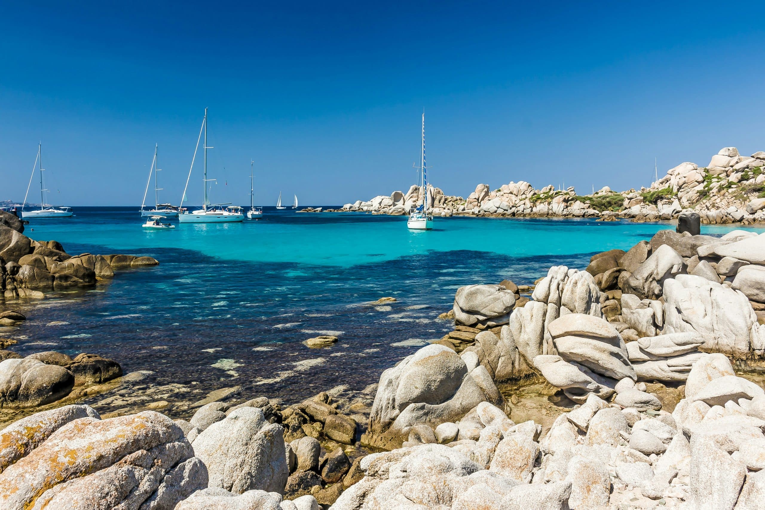 kevin-et-laurianne-langlais-bord de l'eau corse france europe bleu rocher voyage franjeau groupe accompagné-unsplash