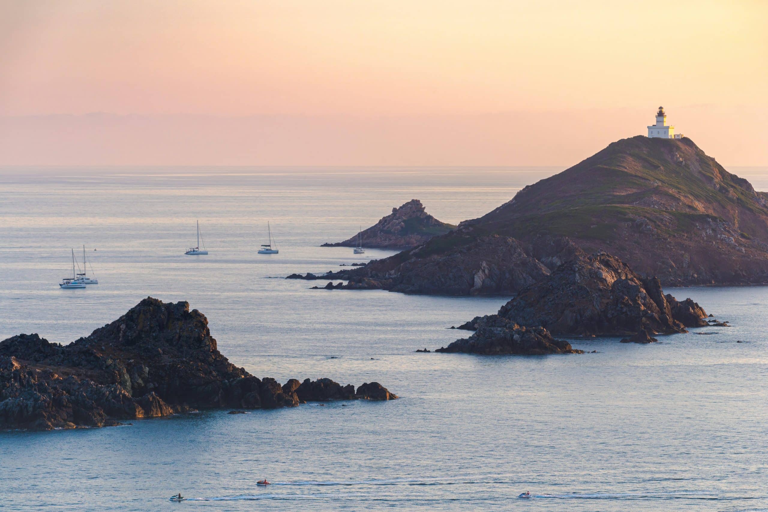 petr-slovacek-iles sanguinaires sud de la corse voyage accompagné en corse-unsplash