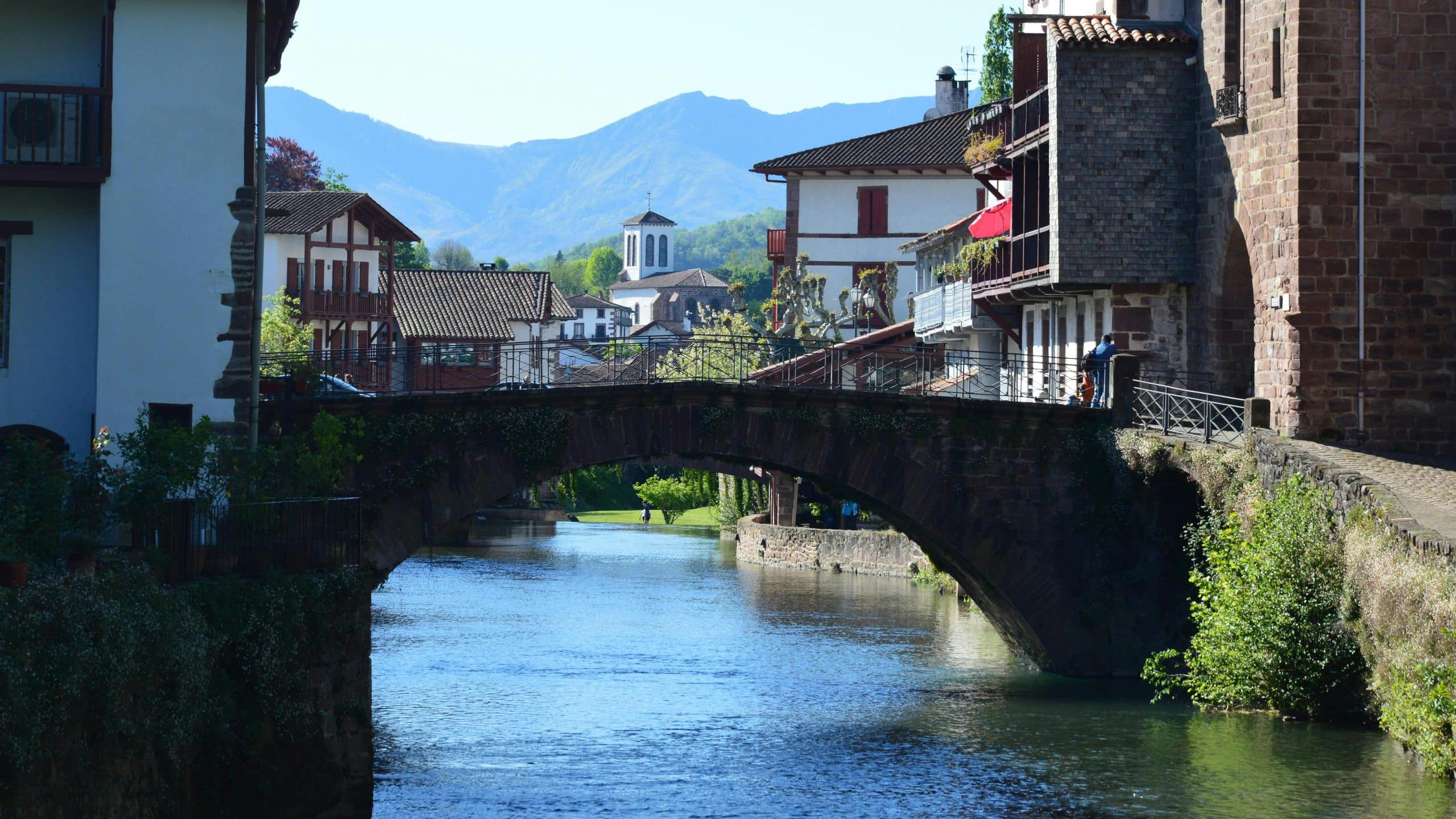 pexels-slimmars-saint jean pied de port agence de voyage franjeau voyage pays basque village