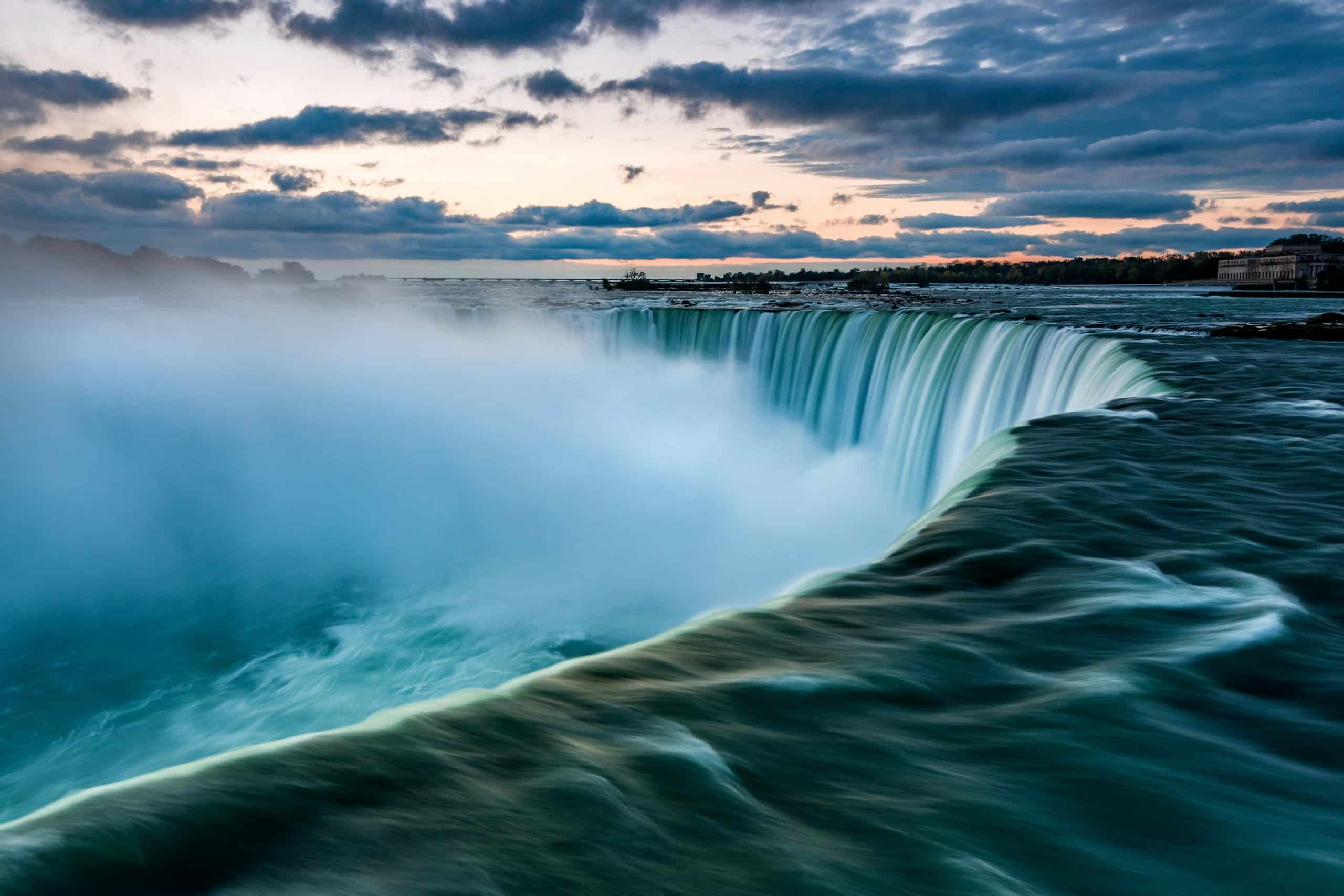 sergey-pesterev-les chutes de Niagara eau voyage accompagné franjeau grand tour du canadaI-unsplash