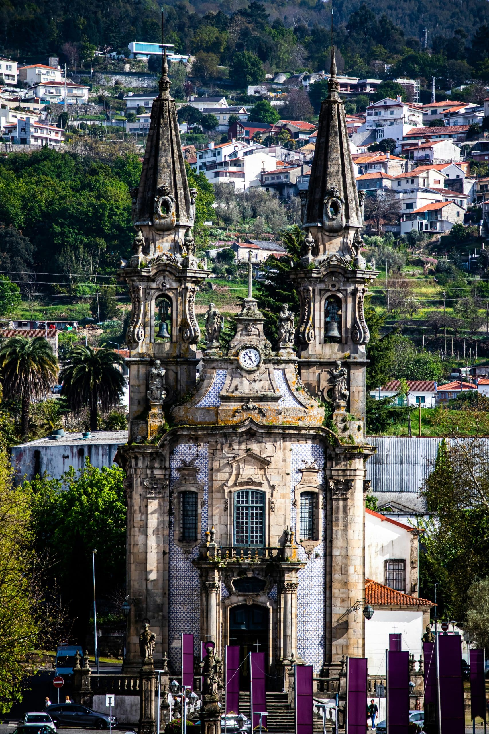 wendell-adriel-l-s-Guimaraes VILLE PORTUGAISE JOLIE RUE VOYAGE FRANJEAU GROUPE EVASION -unsplash