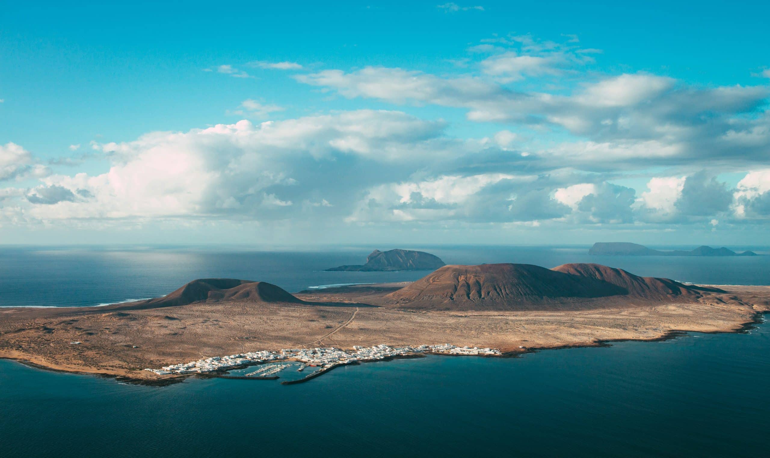 zinah-insignia-Lanzarote voyage accompagné aveyron depuis Millau - unsplash