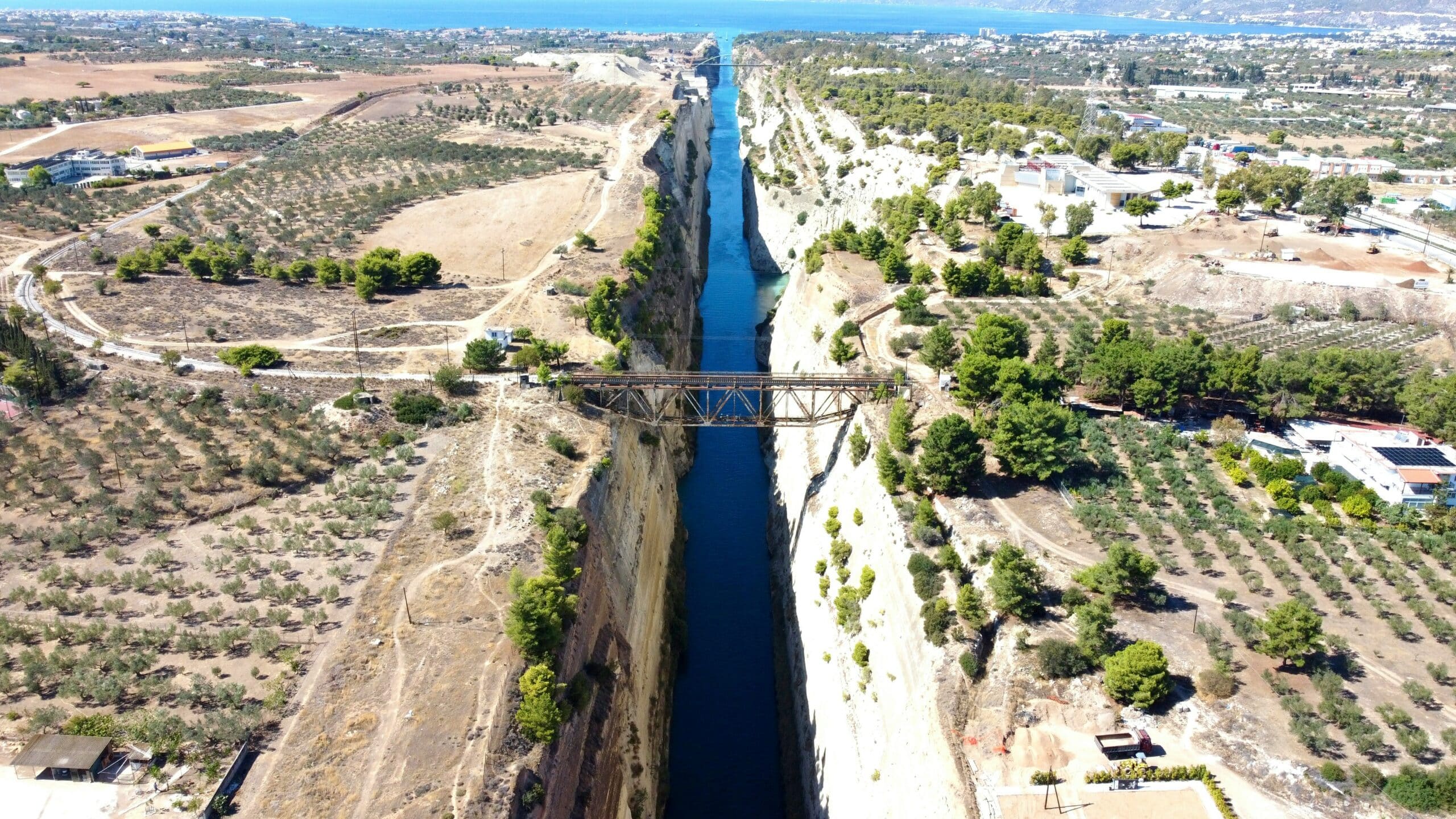 elias-tsapaliaris-Canal de Corynthe agence de voyage depuis l'aveyron-unsplash