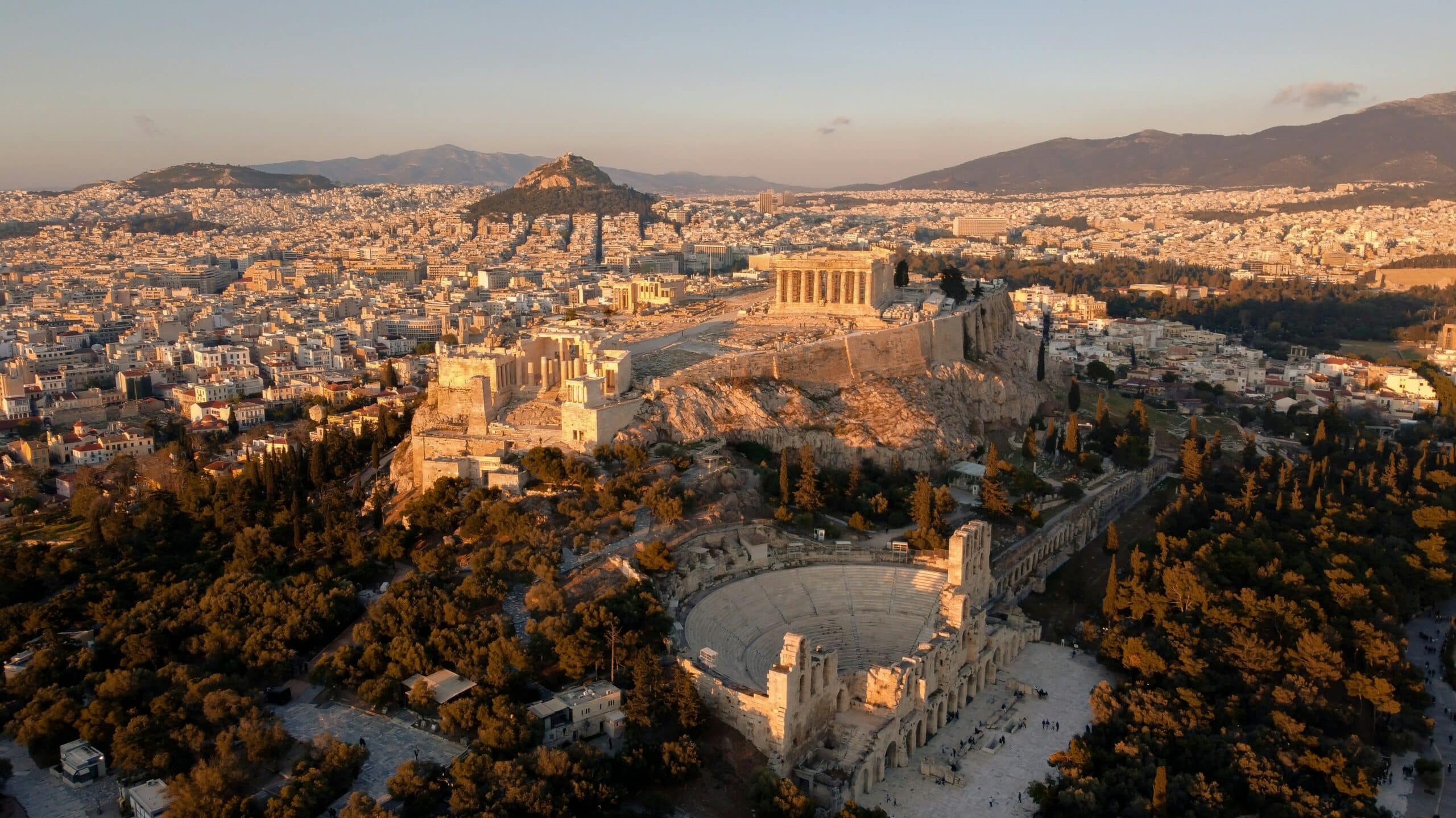 jim-niakaris-Athènes capitale de la Grèce visite et odyssée en bus -unsplash