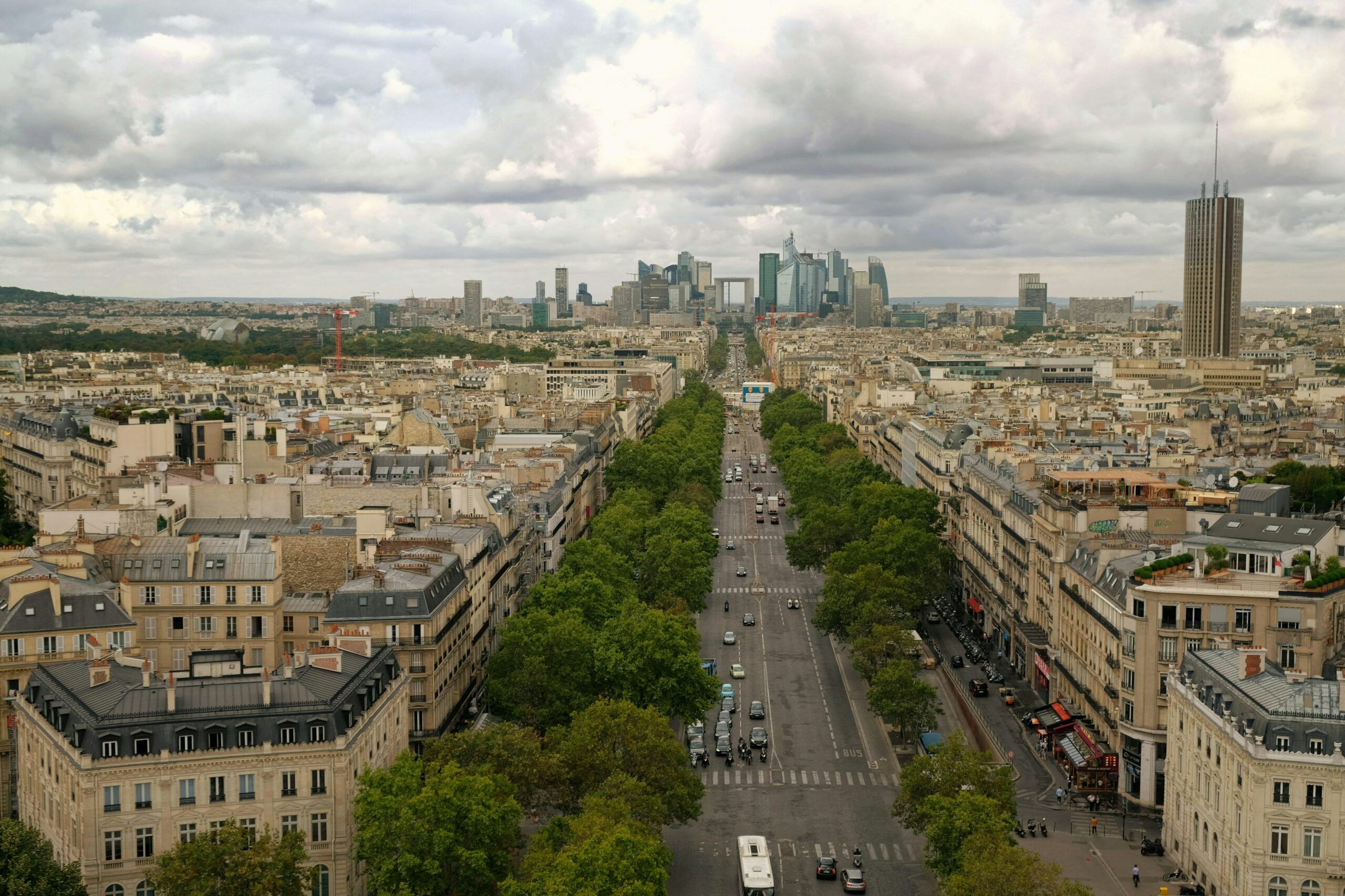 howard-walsh- Le quartier de la Defense à Paris découverte en bateau -unsplash