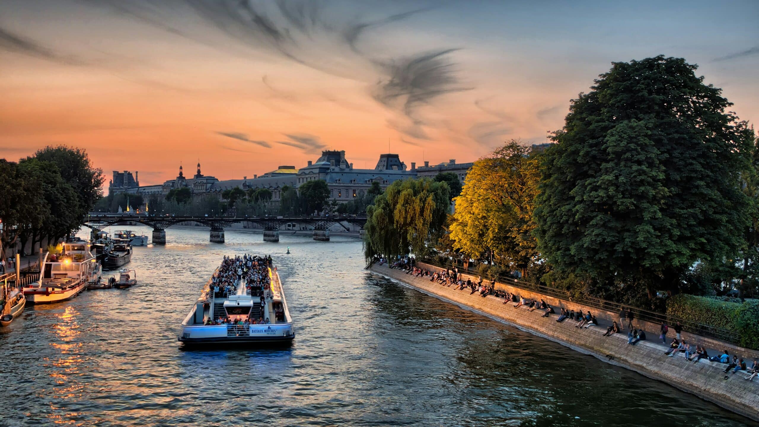 joe-desousa- croisière sur la seine de nuit voyage merveilleux à Paris organisé -unsplash