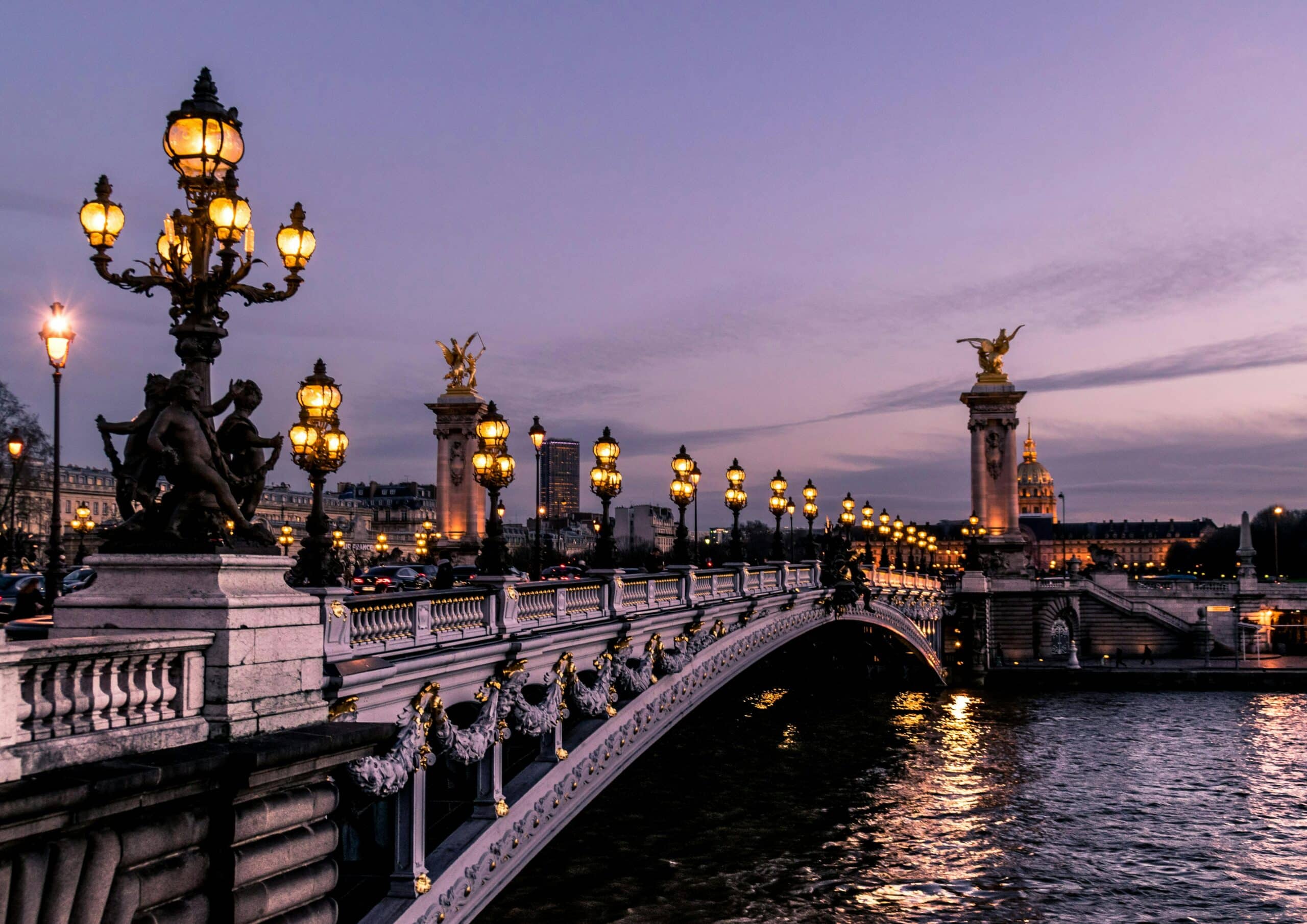 leonard-cotte-La croisière by night de Paris en croisière avec votre accompagnatrice tourisme -unsplash