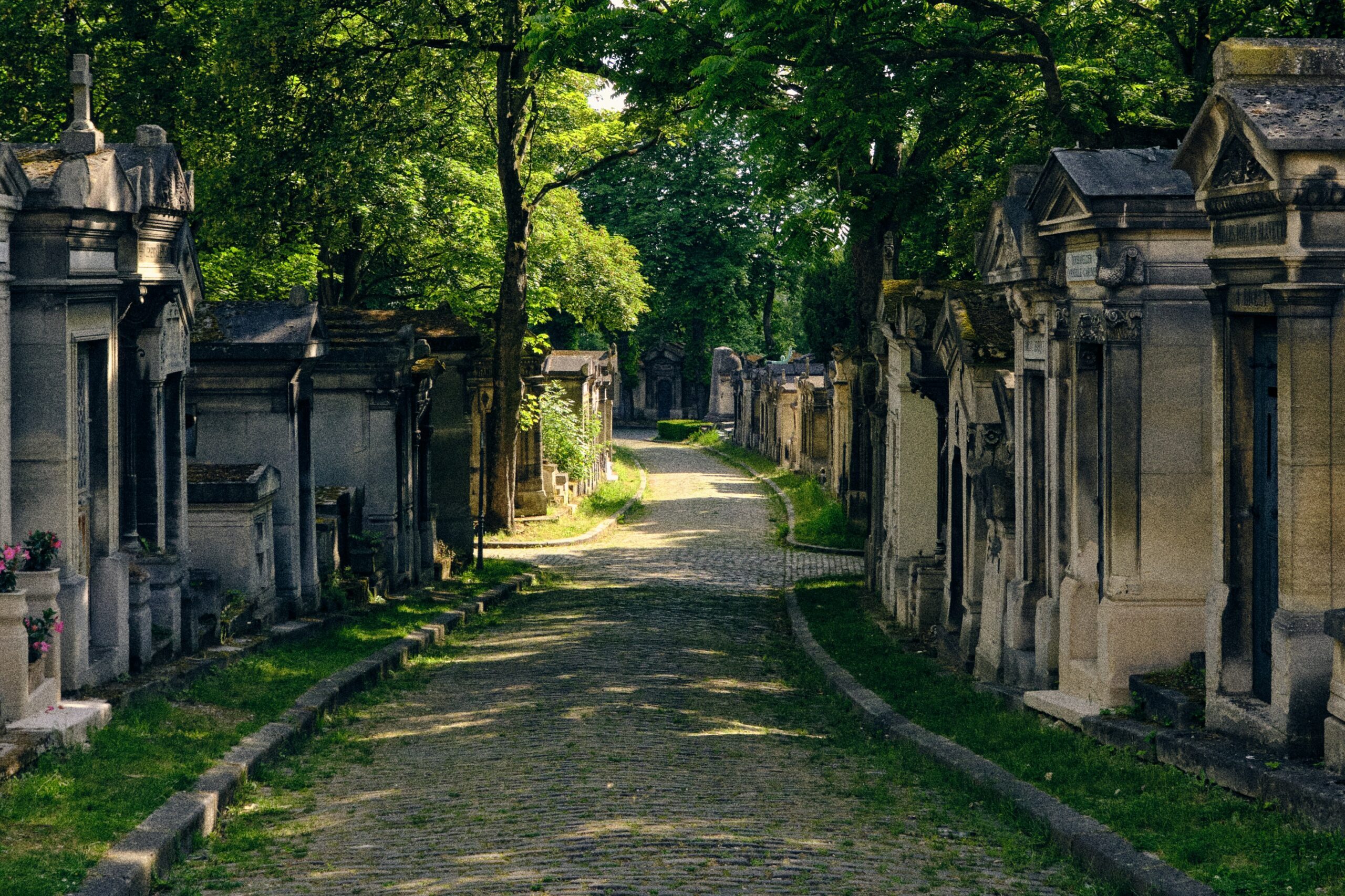 pierre-antona-Cimetière du Père Lachaise visite guidée découverte en voyage accompagné -unsplash