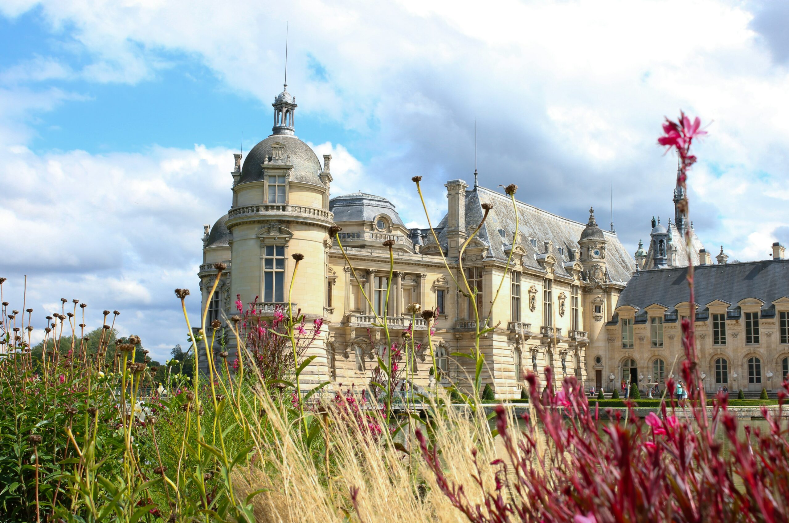 vanessa-restrepo-Le Chateau de Chantilly visite et exploration depuis l'aveyron -unsplash