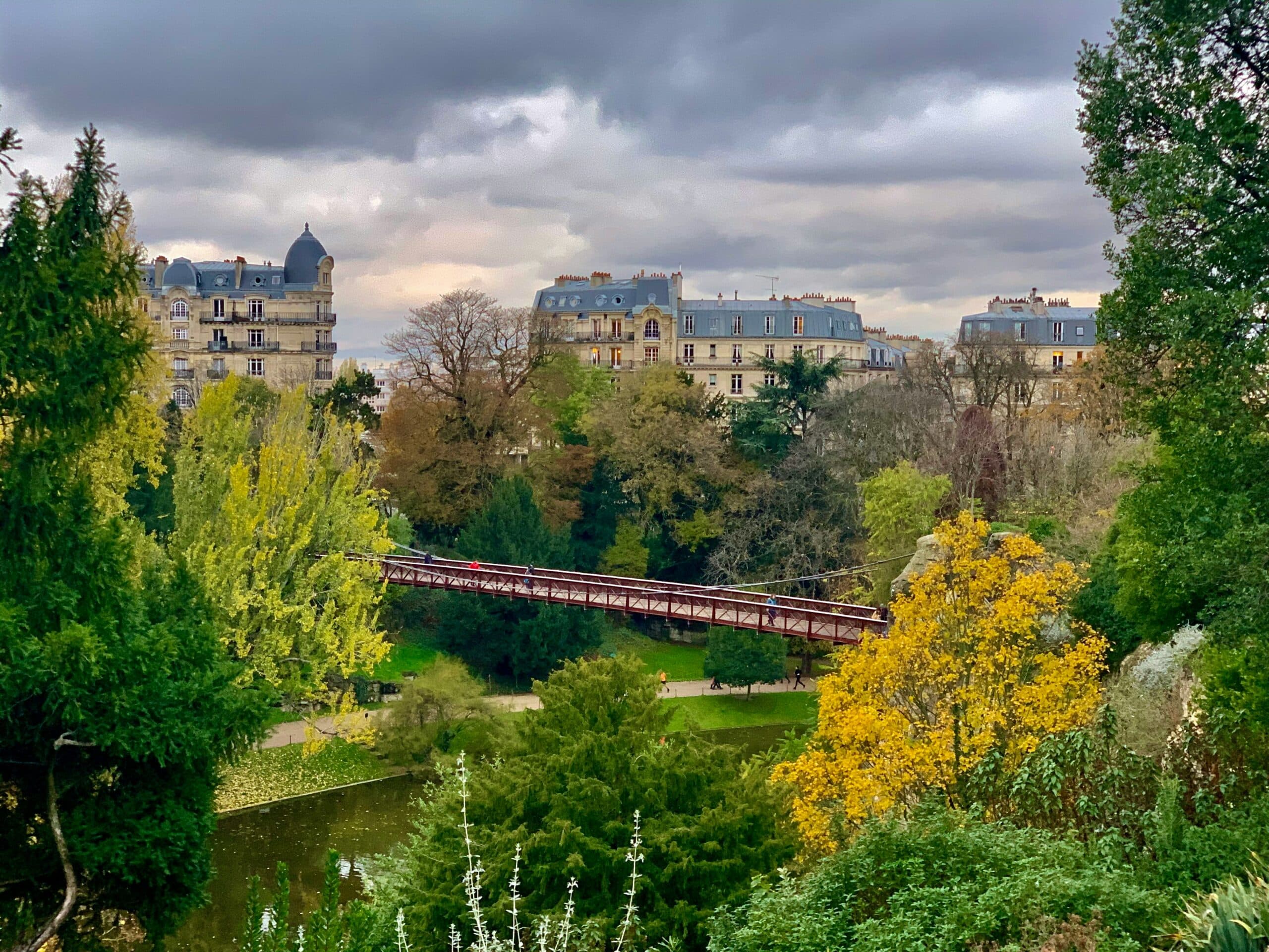 yannis-sommera-Le parc des BUTTES DE CHAUMONT en groupe agence de voyage tour opérateur français -unsplash