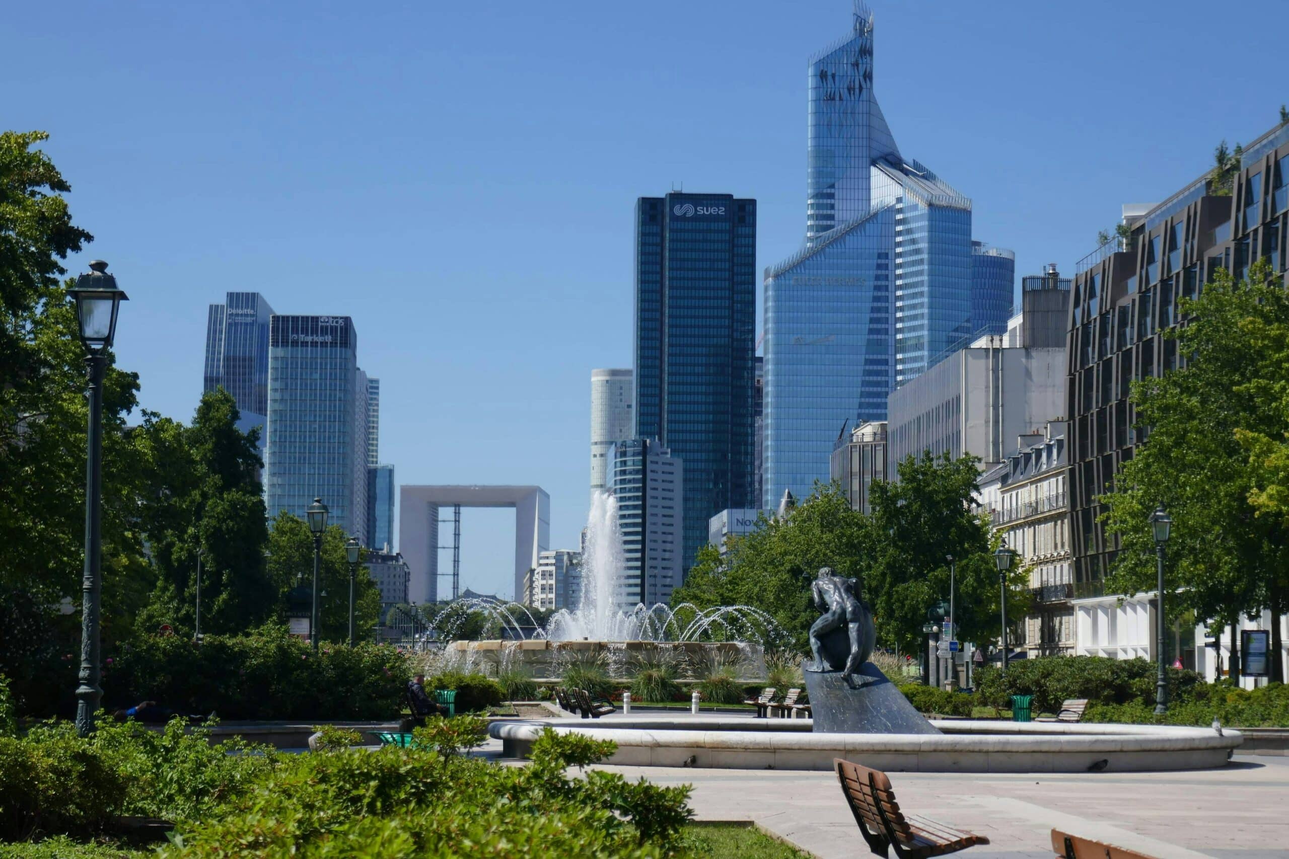 carnet-de-voyage-d-alex-Le quariter de la Défense de Paris voyages accompagnés depuis votre region -unsplash