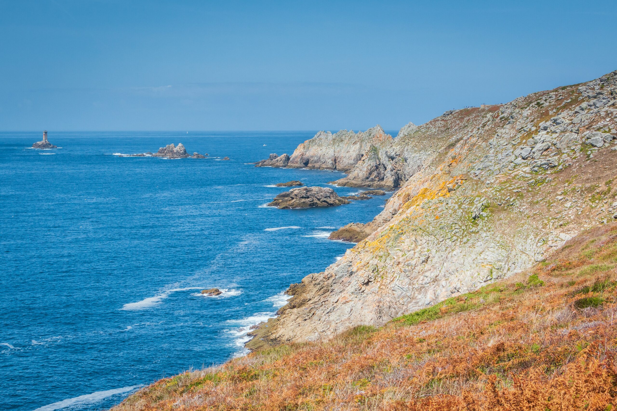 julien-ponge-la pointe du RAZ bord de l'océan visite et découverte au départ de l'aveyron -unsplash