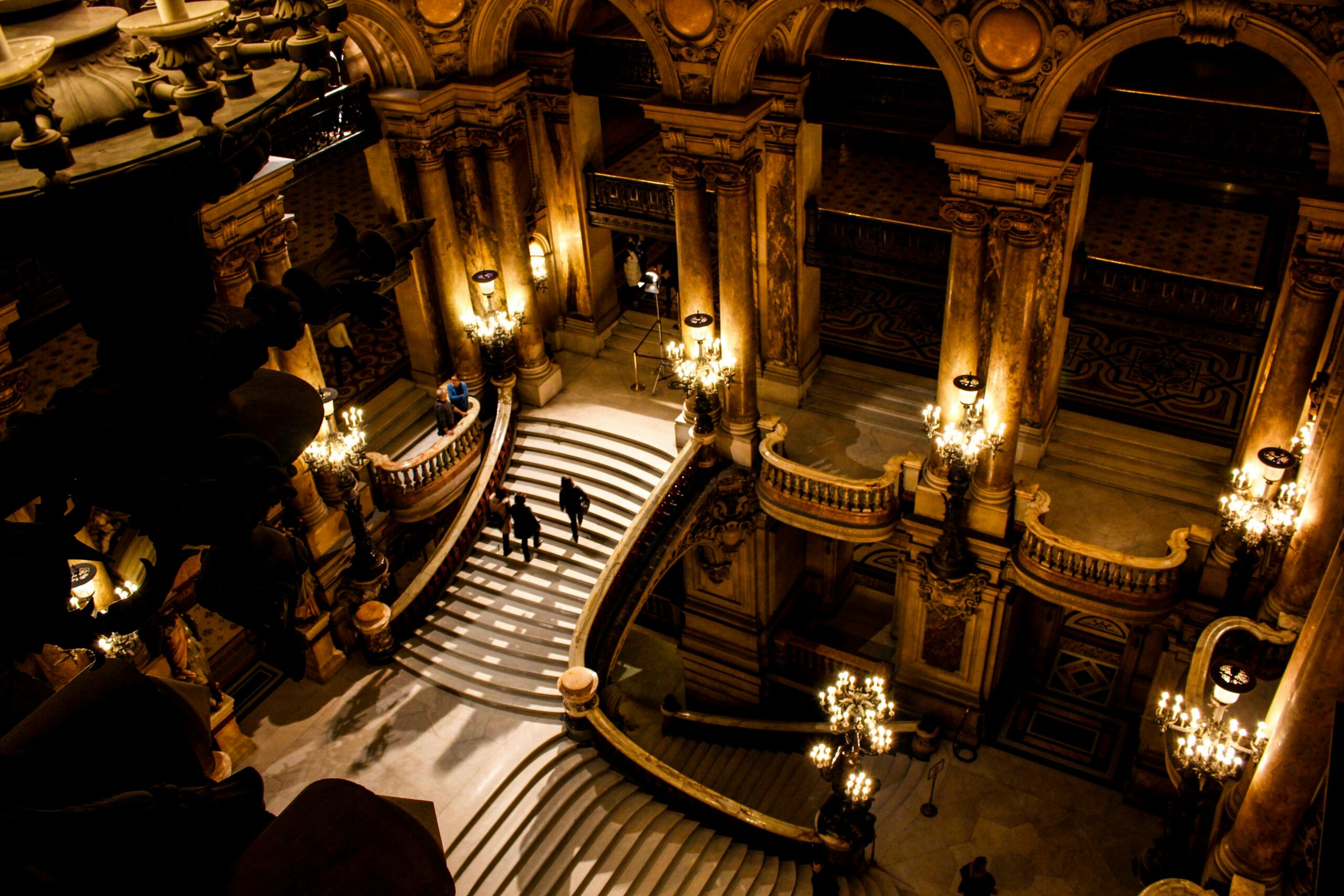 laila-Opéra Garnier de Paris visite guidée avec votre agence de voyage -unsplash