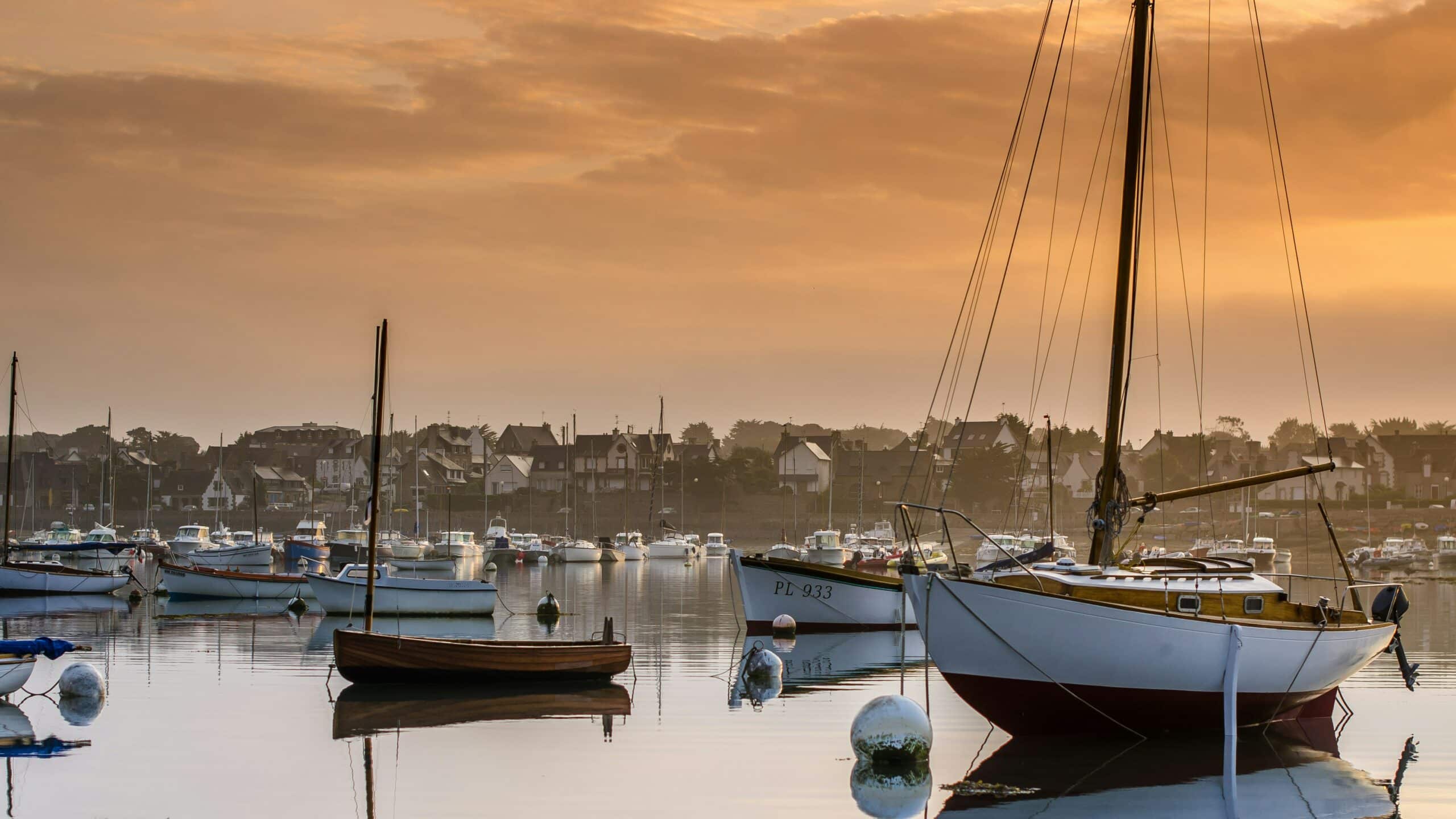 maxime-gilbert-Le port de pêche de GUILVINEC en visite au départ de votre région avec votre agence de voyage Franjeau -unsplash