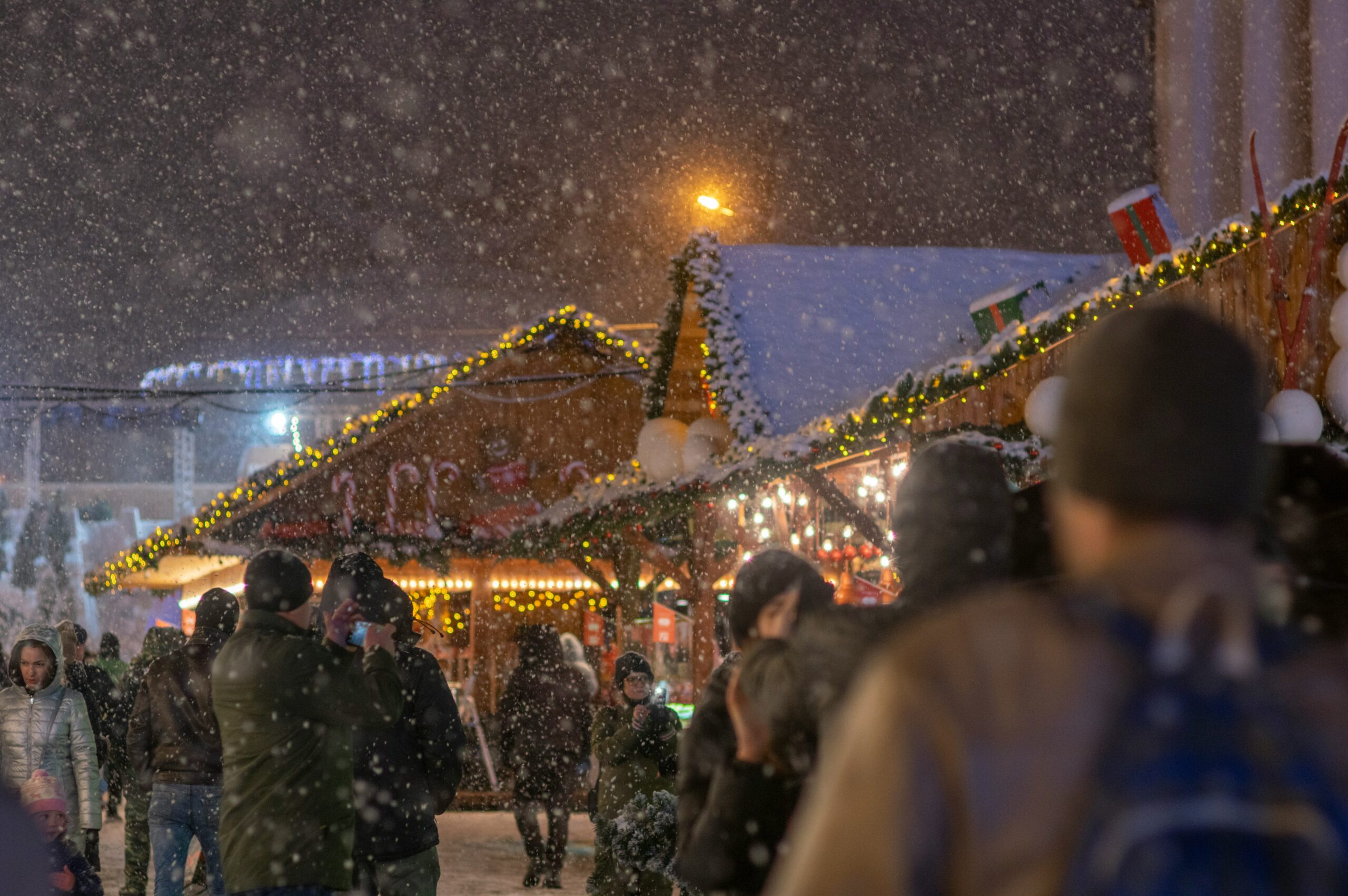 elena-mozhvilo-Les marché de noel alsacien visite touristique cadeaux plaisir agence de voyage offrir -unsplash